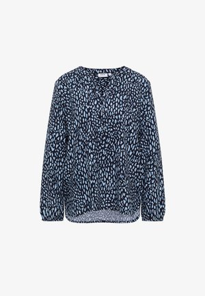 Mörkblå blus i lätt tyg med ett strukturerat mönster av ljusblå och vita former, långa ärmar och v-ringning.