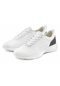 Weiße Sportschuhe mit einem strukturierten Mesh-Obermaterial, flachen Schnürsenkeln und einem grauen Akzent an der Ferse. Flexible weiße Sohle für Komfort und Unterstützung.