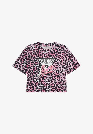 Tricou scurt cu imprimeu de leopard în nuanțe de roz și negru, având un logo triangular Guess și cuvântul "Love" scris cu litere albe și roșii.