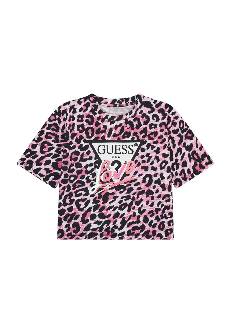 Zkrácené tričko s růžovým a černým leopardím potiskem, s trojúhelníkovým logem Guess a slovem "Love" v bílém a červeném písmu.
