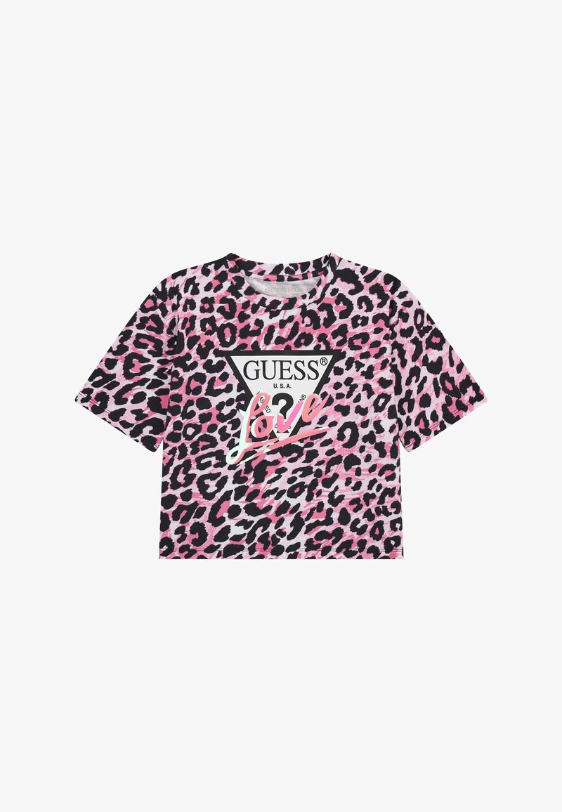 Zkrácené tričko s růžovým a černým leopardím potiskem, s trojúhelníkovým logem Guess a slovem "Love" v bílém a červeném písmu.