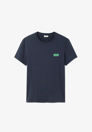 Tummansininen puuvillainen t-paita, jossa on lyhyet hihat ja pyöreä pääntie, vasemmassa rinnassa vihreä "American Vintage" -logo.