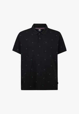 Zwart poloshirt met korte mouwen, kraag en knoopsluiting, met een klein verspreid patroon van groene en rode chilipepers.