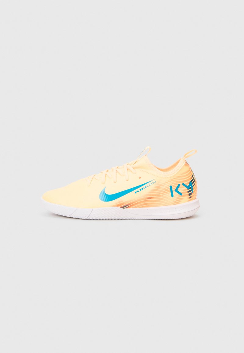 Lys orange Nike Air Zoom indendørs fodboldsko med blå swoosh-logo, "KY" tekst og hvid sål på en hvid baggrund.