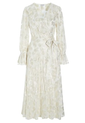 Robe blanche à manches longues, présentant un ourlet à volants et des motifs circulaires dorés texturés. Inclut un lien en tissu à la taille.