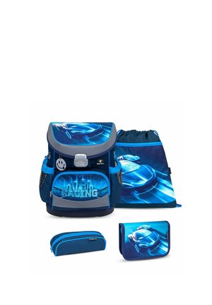 Blaues, rennsportthemen-inspiriertes Schulranzen-Set, bestehend aus einem Hauptbeutel mit glatter Oberfläche, Mesh-Akzenten, einem bedruckten Federmäppchen und einem Kordelzugbeutel.