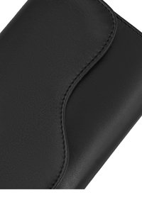Portafoglio in pelle nera con una texture liscia, a pattina curvata e cuciture visibili lungo i bordi, caratterizzato da una forma rettangolare compatta.