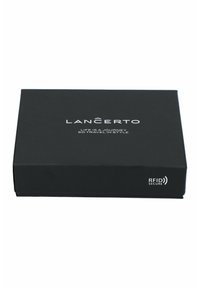 Czarny prostokątny box z napisem "LANCERTO" na biało. Zawiera na boku hasło "ŻYCIE JEST PODRÓŻĄ" oraz logo "RFID Secure".