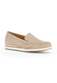 Beige suède instap schoenen met gestikt detail, rubberen buitenzool en witte middenzool, met een ronde neus en een minimalistisch ontwerp.
