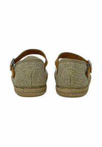 Sandali espadrillas intrecciati in tinta con una fascia posteriore, punta rotonda, suola in juta e texture in fibra naturale. Dettaglio con fibbia argentata sulla fascia.