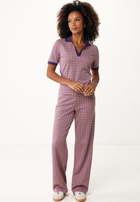 Combinaison violette à motifs avec manches courtes, détail de col et pantalons larges. Fabriquée en tissu léger et doux avec une coupe décontractée.