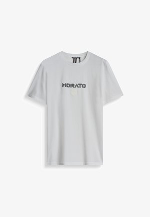 Witte katoen t-shirt met zwarte tekst "MORATO" met gestreepte accenten en een subtiel wit bloemlogo eronder. Korte mouwen, ronde hals.