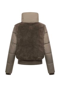 Bruine pufferjack met een fuzzy achterpaneel, hoge kraag en rib gebreide manchetten. Bevat een combinatie van gladde en gestructureerde stoffen.