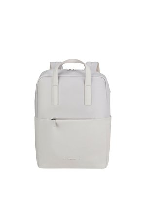 Minimalistischer hellgrauer Rucksack mit oberen Griffen, gepolsterten Schulterriemen, einer vorderen Reißverschlusstasche und einem gepolsterten Hauptfach.