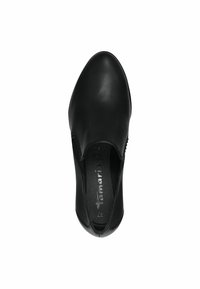 Černé kožené nazouvací boty s hladkým povrchem, zaoblenou špičkou a elastickými bočními detaily pro snadné obutí. Interiér má minimální branding.