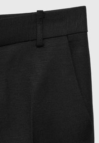 Pantalones negros ajustados con una textura suave, que presentan una cinturilla plana y trabillas para cinturón, además de un sutil patrón de tejido.