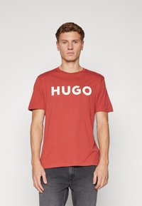 HUGO DULIVIO - Apdrukāts T-krekls - dark red