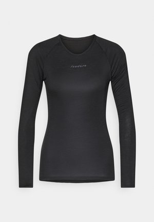 Camiseta de manga larga negra hecha de tela suave. Cuenta con un escote redondo y un logotipo tonal de "Isadore" en el pecho. Diseño ajustado.