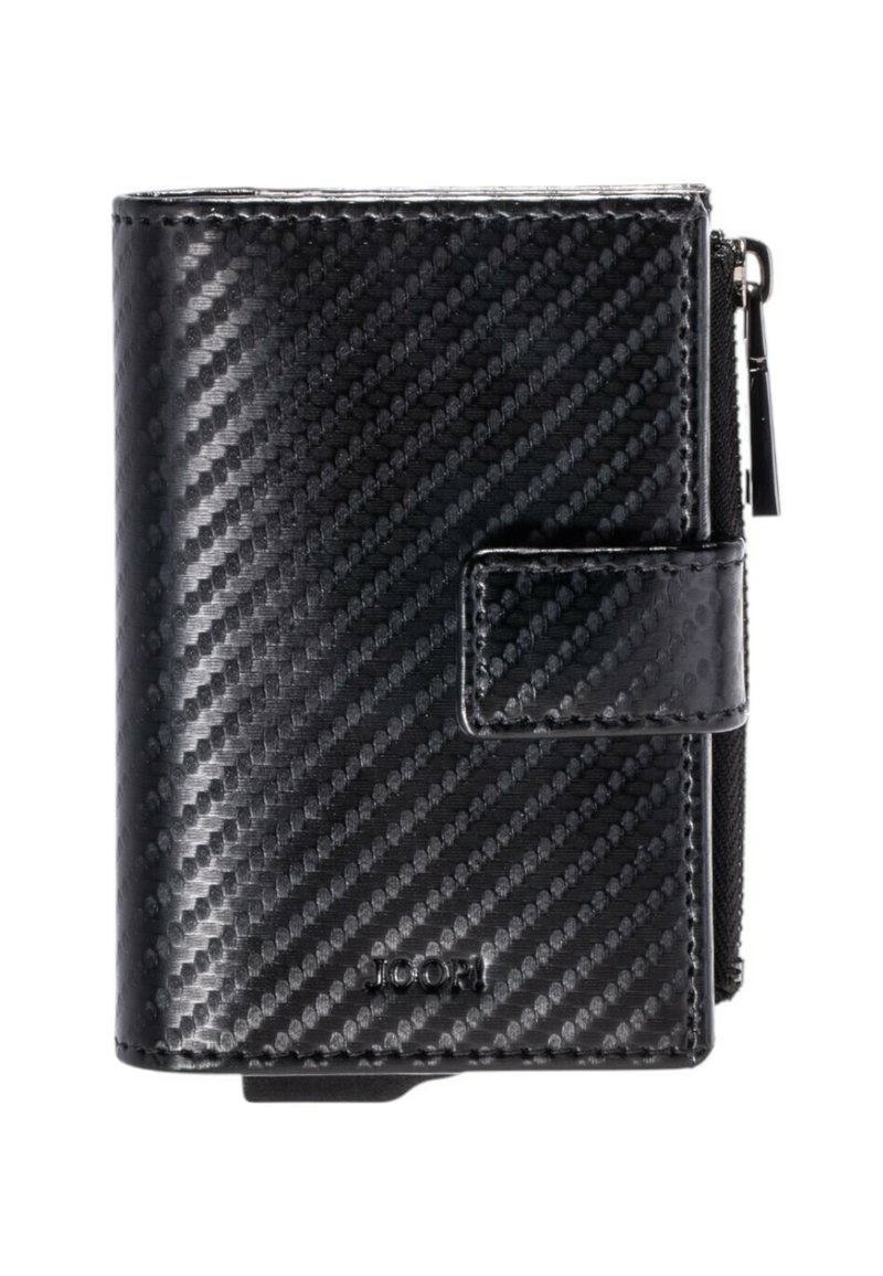 Cartera negra fabricada con fibra de carbono texturizada, con cierre de cremallera, botón a presión y un logo sutil en la parte inferior. Diseño compacto y rectangular.