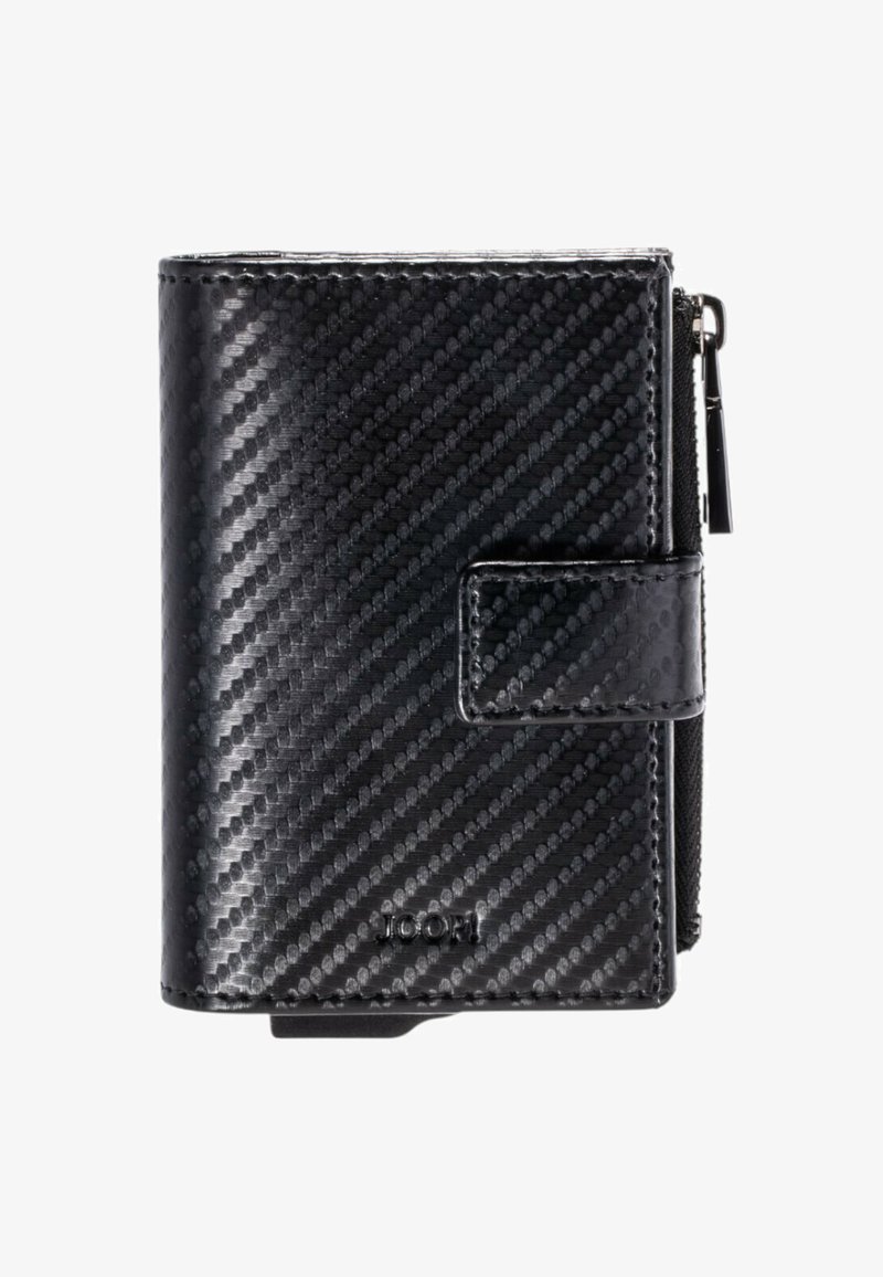 Cartera negra fabricada con fibra de carbono texturizada, con cierre de cremallera, botón a presión y un logo sutil en la parte inferior. Diseño compacto y rectangular.