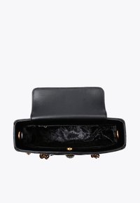 Borsa a tracolla in pelle nera con forma rettangolare. L'interno presenta una fodera nera texturizzata e scomparti, dettagli in metallo dorato e una chiusura a pattina.