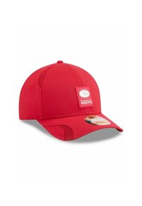 Rote Baseballmütze aus atmungsaktivem Material, mit Netz-Seitenpanelen, einem gebogenen Schirm und einem Logo-Patch auf der Vorderseite.