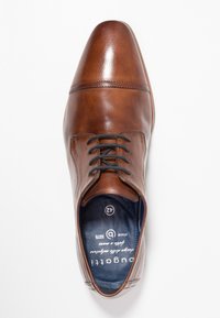 Chaussure habillée en cuir marron avec un bout pointu, un laçage et des détails de couture subtils. L'intérieur présente une doublure bleue et un marquage. Taille 42.