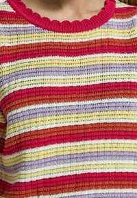 Gestreifter Pullover in den Farben Rot, Orange, Gelb, Lavendel und Weiß. Strukturiertes Strickmuster mit gewelltem Ausschnitt und horizontalen Linien.