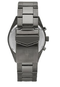 Edelstahlarmbanduhr mit poliertem Silberband, geometrischem Gehäuse und minimalistisches Design. Verfügt über eine Schließe mit dem eingravierten Maserati-Logo.