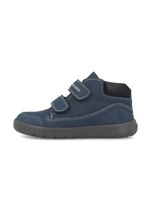 Botas de tobillo para niños en azul marino con tiras de Velcro, costuras blancas en contraste, parte superior de tejido suave y suela de goma flexible.
