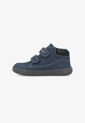 Botas de tobillo para niños en azul marino con tiras de Velcro, costuras blancas en contraste, parte superior de tejido suave y suela de goma flexible.