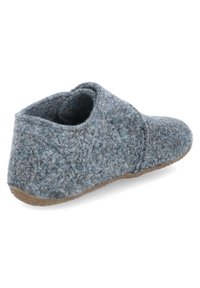 Pantofole grigie in feltro con un design a schienale basso, punta arrotondata e superficie testurizzata. Presentano suola in gomma beige per durata e trazione.