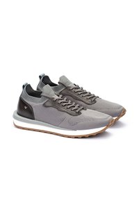 Zapatillas de malla gris con acentos de cuero sintético, suelas de goma, diseño ligero, puntera redonda y sistema de cordones en contraste.