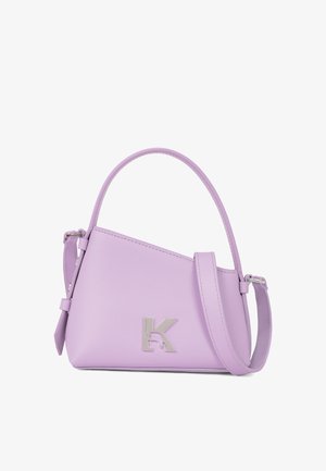 Lilla håndveske med en skrå design, laget av glatt materiale. Har et sølvfarget logoaccent og en avtagbar skulderreim.