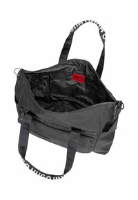 Borsa da viaggio in tessuto nero con chiusura a zip, due manici superiori e tasca esterna. L'interno è dotato di un'etichetta logo rossa e di una fodera liscia.