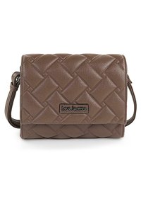 Bolso bandolera de imitación cuero marrón con textura trenzada, forma rectangular, placa con logo y correa de hombro ajustable.