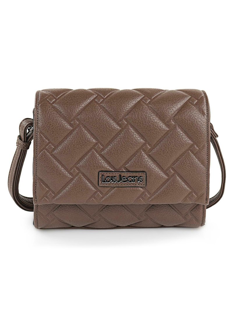 Bolso bandolera de imitación cuero marrón con textura trenzada, forma rectangular, placa con logo y correa de hombro ajustable.