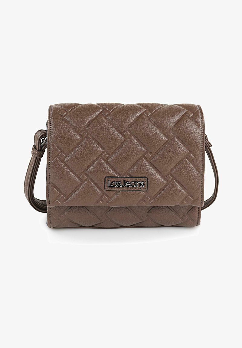 Bolso bandolera de imitación cuero marrón con textura trenzada, forma rectangular, placa con logo y correa de hombro ajustable.