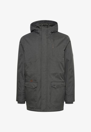 Siva podložena jakna s kapuco, sprednjim zadrgo, dvema velikima našitima žepoma in žepom na prsih z zadrgo ter subtilno prugasto teksturo.