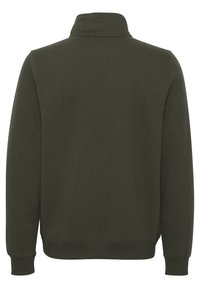 Sudadera verde oscura con un alto cuello, mangas largas y puños acanalados. Hecha de un material suave y liso. Diseño simple y sin adornos.