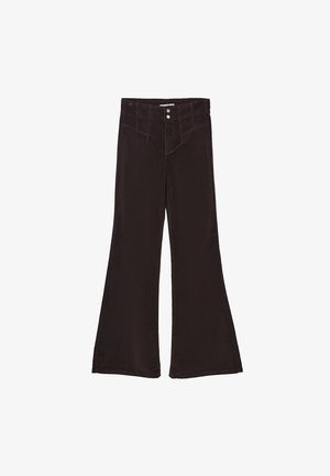 Bruine fluwelen flare pants met een hoge taille, twee voorzakken en twee zilveren knopen op de tailleband. Glad oppervlak.