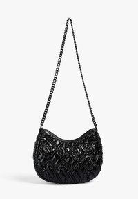 Bolso de hombro sintético negro con un diseño acolchado texturizado, forma curva y una correa de cadena. Presenta un acabado brillante con detalles intrincados.