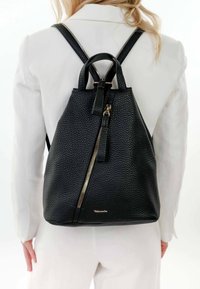 Zwarte leren rugzak met een textuur, voorzien van een voorrits, een klein handvat aan de bovenkant en verstelbare schouderbanden. Eenvoudig ontwerp met gouden accenten.