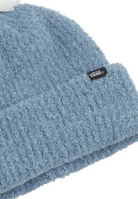 Jasnoniebieska czapka beanie z dzianiny, wykonana z miękkiej, fakturowanej przędzy. Posiada podwinięty brzeg i małą czarną metkę z logo Vans.