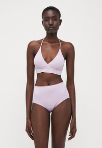 Ensemble de bikini lilas composé d'un haut à enrouler avec des fines bretelles et d'un bas taille haute. Tissu lisse et extensible avec des coutures minimales.