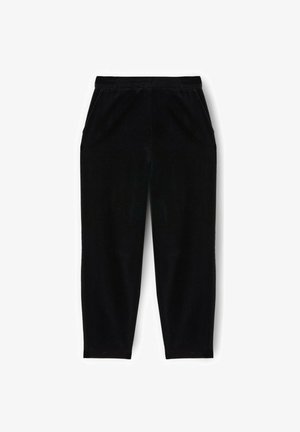 Czarne spodnie o prostych nogawkach z bocznymi kieszeniami, elastycznym pasem i długością do kostek na białym tle.