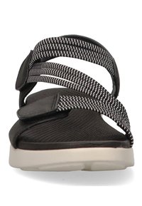 Sandalo nero con più cinturini in tessuto texturizzato e accenti bianchi, soletta ammortizzata e suola di colore chiaro.