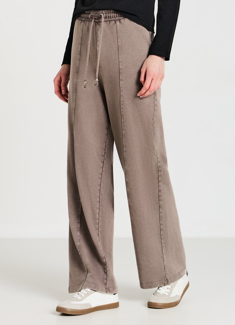 Weite Hose in einem gedämpften Taupe-Ton, aus einem weichen Stoff mit strukturiertem Finish. Merkmale einen elastischen Bund mit Kordelzug.