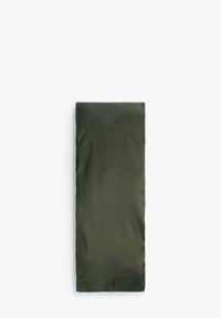 Bolsa rectangular de tela acolchada color verde oliva con textura suave y un pequeño parche con la marca en el borde inferior.