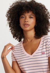 Levi's® PERFECT - Camiseta básica - cool chalk pink